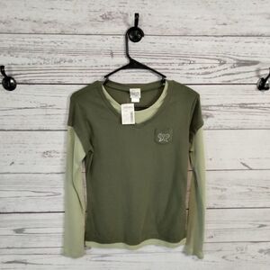 New Without tags. "No Brand" woman's shirt ( butterfly symbol)